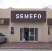 Se observa una fachada color beige con letras que dicen Semefo.