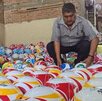 Productores de balones en Chichihualco durante el proceso de aplicar el pegamento