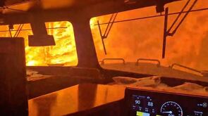 Video captado por un trabajador desde el interior de la cabina de control de un tren atrapado en medio de un incendio forestal en Canadá