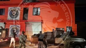 La Fiscalía de Nuevo León y la Sedena aseguraron un arsenal en un negocio de la colonia San Gilberto tras el homicidio de un hombre en Santa Catarina.