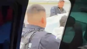 Conductor del transporte público del estado de Querétaro evita inspección de rutina elementos de seguridad comienzan una revisión de rutina.
