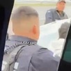 Conductor del transporte público del estado de Querétaro evita inspección de rutina elementos de seguridad comienzan una revisión de rutina.