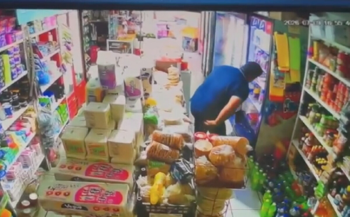 Taxista es captado robando un teléfono celular en la colonia Moctezuma de Torreón.