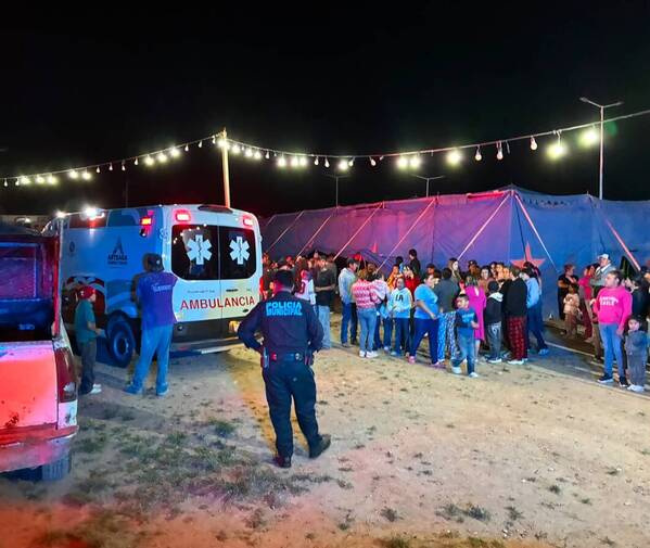 Una falla en la estructura cambió una noche de espectáculo por una movilización de emergencia en Arteaga.