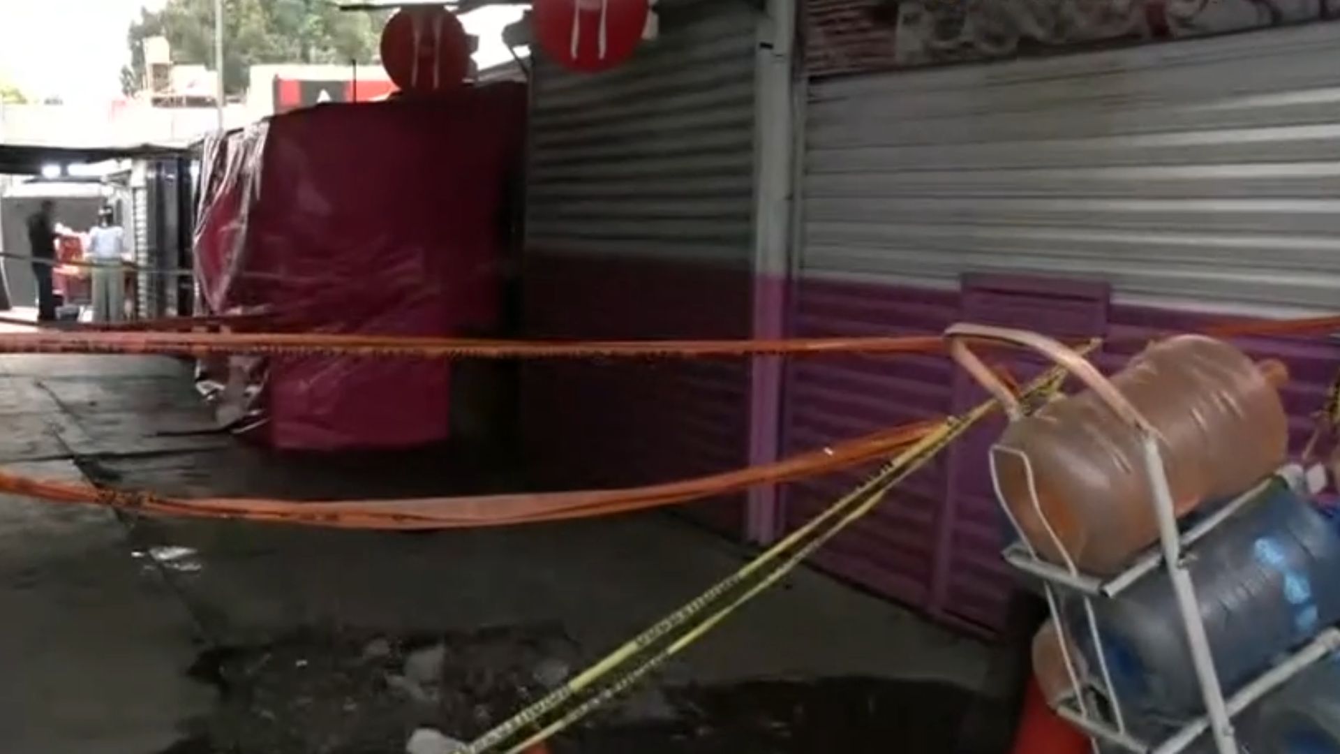 Puente en circuito interior de CdMx colapsa tras reparación. Vecinos reportan hoyos y filtraciones. Autoridades intervienen ante riesgo de tragedia.