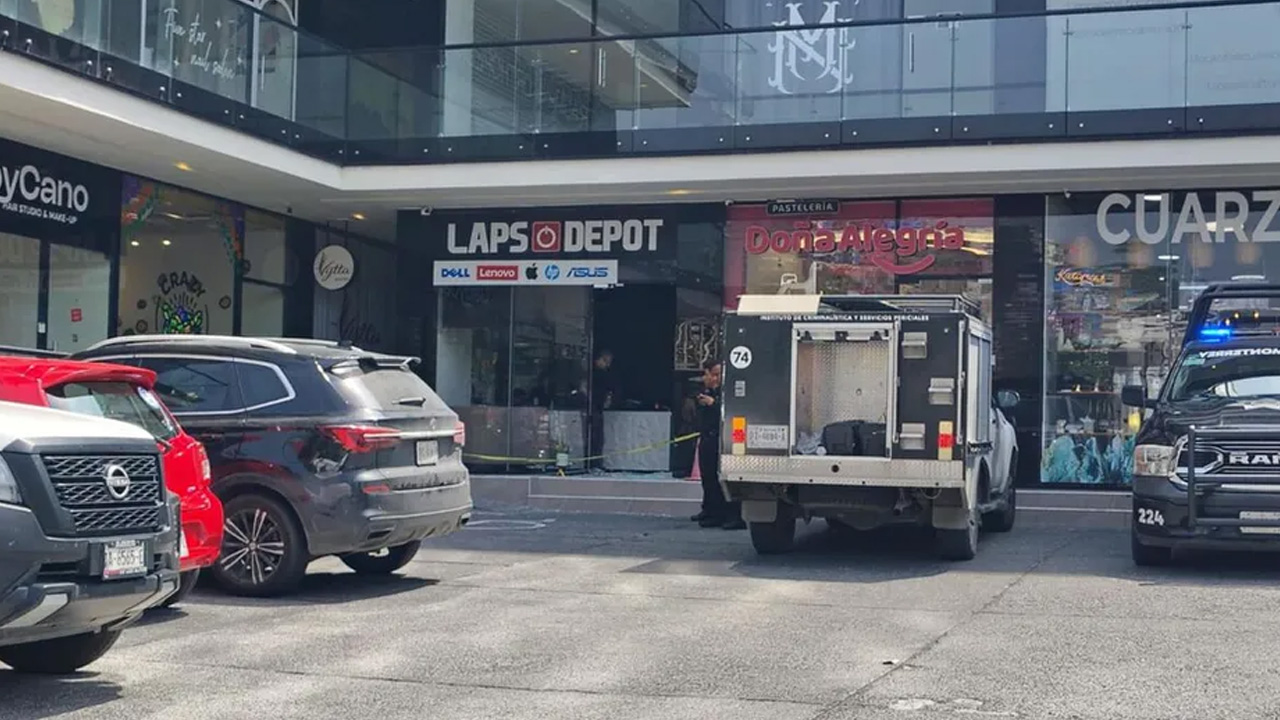 Delincuentes rompieron el cristal de un negocio de venta y reparación de computadoras en la colonia Contry, Monterrey, para robar laptops y dinero en efectivo.