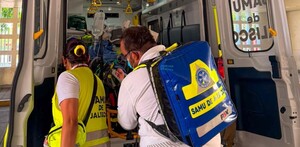 Paramédicos del Samu de Jalisco atendiendo a un paciente en una camilla afuera de una ambulancia con las puertas abiertas