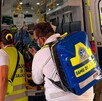 Paramédicos del Samu de Jalisco atendiendo a un paciente en una camilla afuera de una ambulancia con las puertas abiertas