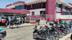 mototciclistas en las oficinas de movilidad y transporte en puebla
