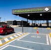 Centro de verificación vehicular en Jalisco con automóviles estacionados esperando su turno