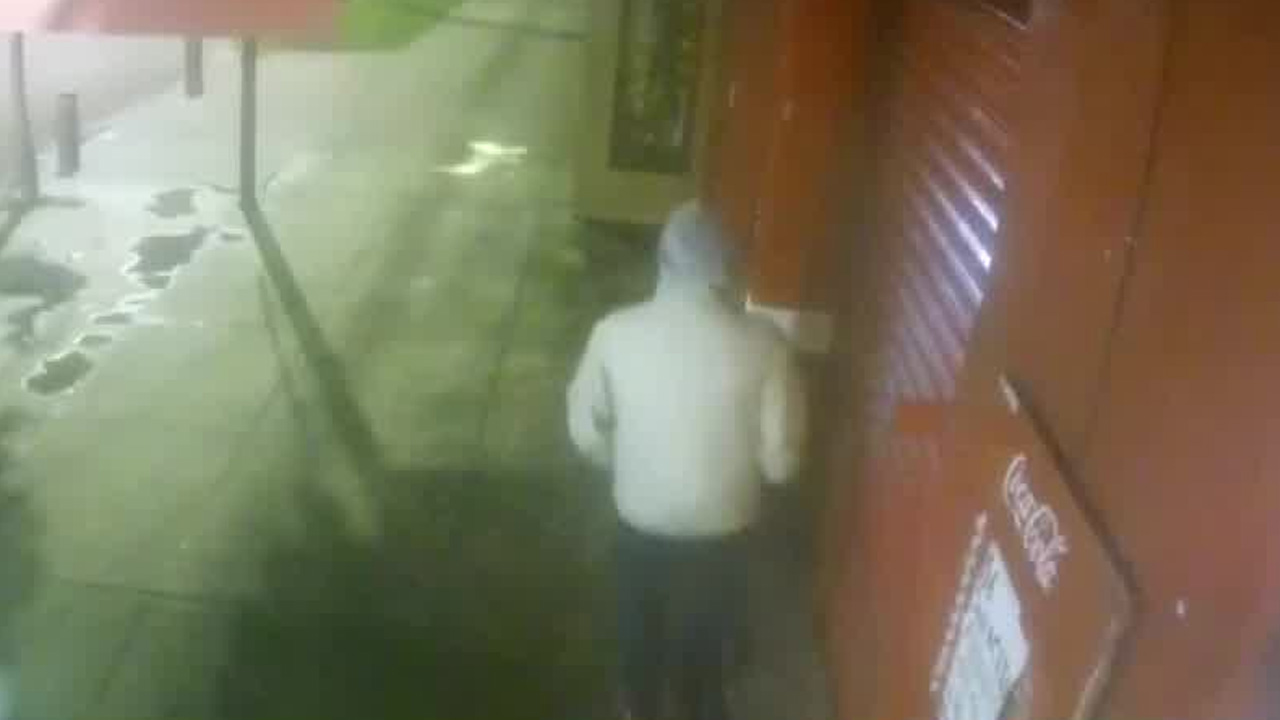 Una tienda de abarrotes en Iztapalapa fue saqueada por seis personas que se llevaron más de 150 mil pesos en mercancía.