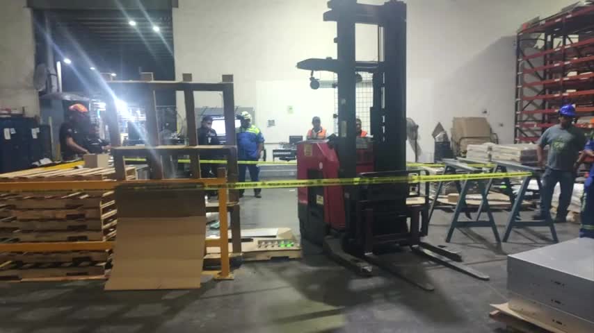 Una trabajadora resultó lesionada tras ser atropellada por un montacargas dentro de una nave industrial en San Nicolás.