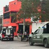 Autoridades catearon una vulcanizadora en Santa Catarina como parte de la investigación por un homicidio; trascendió el hallazgo de armas y droga.