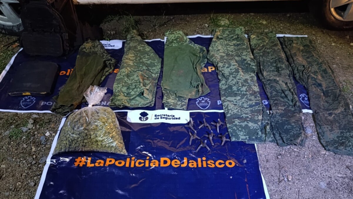 Policías estatales aseguraron en Puerto Vallarta un vehículo con aparente marihuana, ponchallantas y equipo táctico tras una persecución.