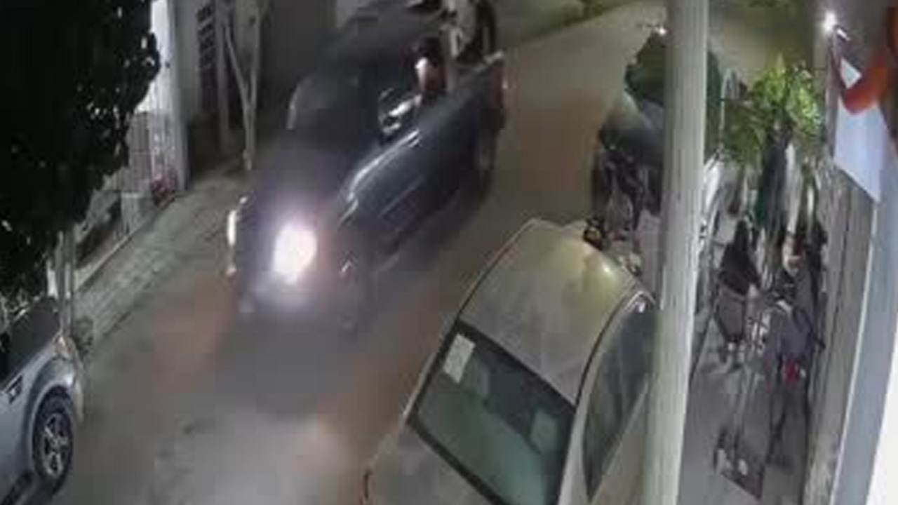 Los propietarios del vehículo afectado han hecho público el video del incidente en redes sociales con el objetivo de identificar al responsable.