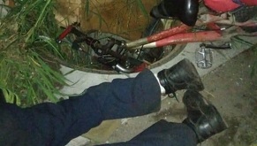 Pies de un hombre muerto tras caer de su bicicleta.