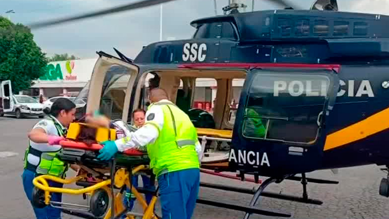 Una adolescente de 13 años fue trasladada en helicóptero al Hospital Infantil de Legaria tras caer aproximadamente siete metros en Xochimilco.