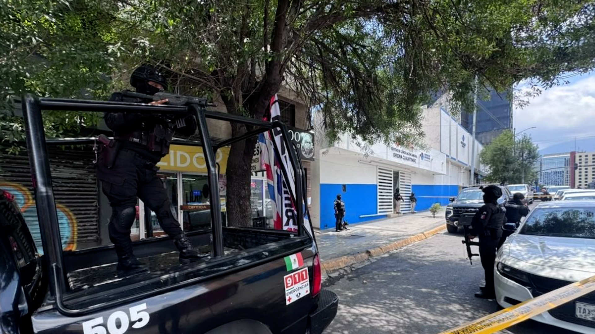 Barbería en Monterrey operaba como fachada para vender droga. Policía aseguró 123 dosis de cristal y cocaína. Dos detenidos.
