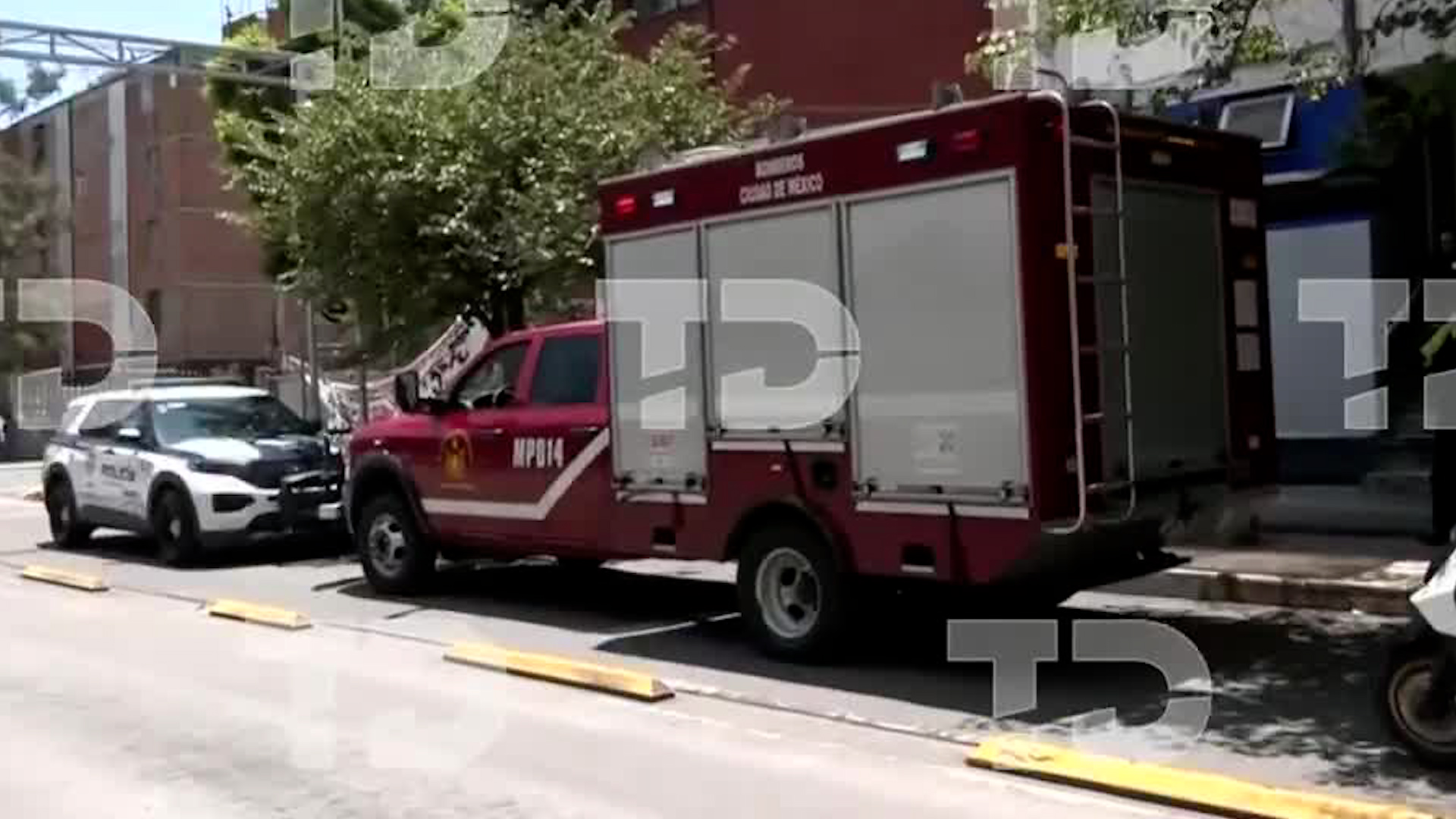 Ana atrapada 50 minutos en elevador de 1950 en clínica de CdMx. Bomberos rescataron con éxito. Descubre cómo ocurrió este incidente en hospital antiguo.