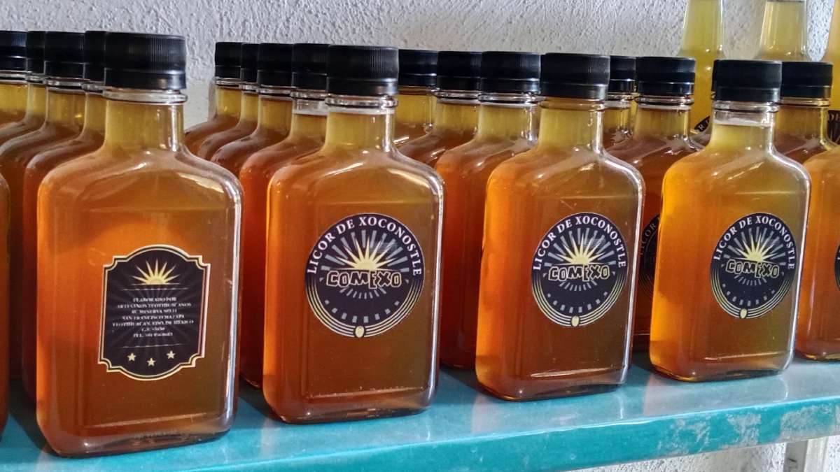 Botellas de licor de xoconostle de una empresa mexicana en Teotihuacán