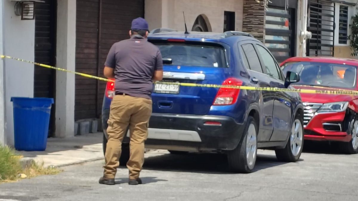 Se trata de una camioneta tipo SUV de color azul marino