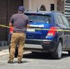 Se trata de una camioneta tipo SUV de color azul marino