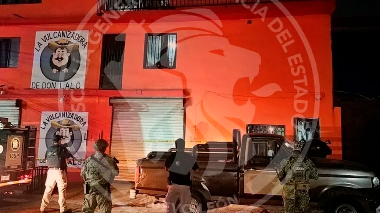 Autoridades catearon una vulcanizadora en Santa Catarina tras un homicidio y aseguraron armas.