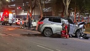 Un conductor ebrio se quedó dormido e impactó de frente contra una camioneta en Jardines del Bosque. Reportan una mujer herida y retraso vial.