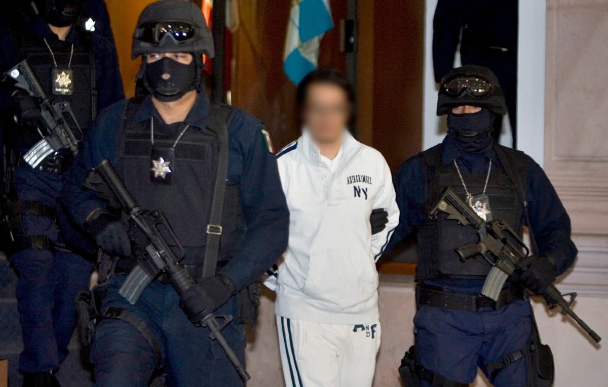 Agentes de la policía federal escoltan a Vicente Carrillo Leyva, presunto segundo al mando del Cártel de Juárez, durante su comparecencia ante los medios