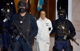 Agentes de la policía federal escoltan a Vicente Carrillo Leyva, presunto segundo al mando del Cártel de Juárez, durante su comparecencia ante los medios