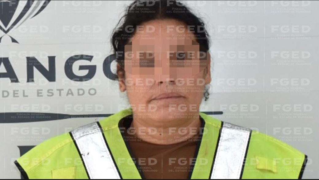 Mujer con chaleco en color verde y cara censurada