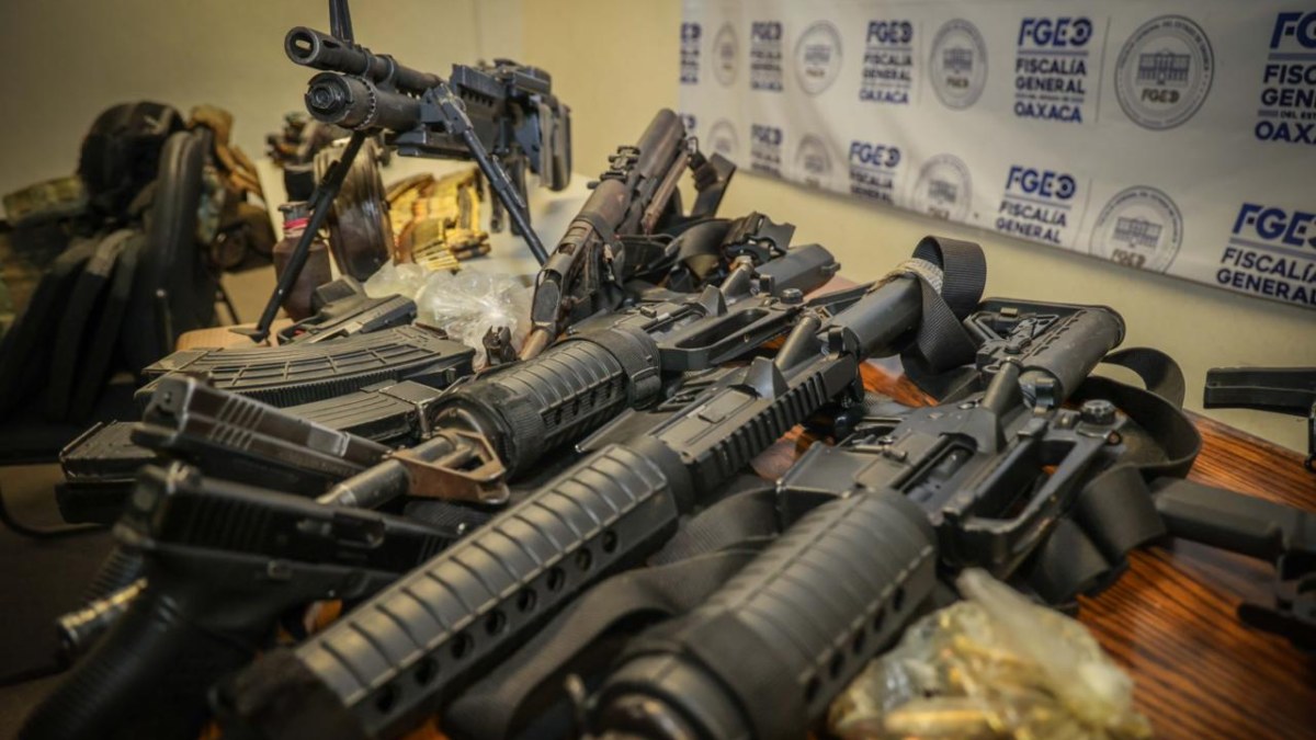 metralletas y otras armas sobre una mesa