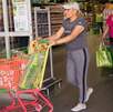 Mujer saliendo de Bodega Aurrera, en donde no reciben vales Mercomuna