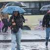 Los habitantes de la Ciudad de México salen con paraguas debido a las fuertes lluvias que se han presentado.