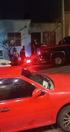 Policías de Saltillo acudieron al cruce de Huachichiles y Mesa de las Tablas tras el reporte de una mujer agredida en la colonia Teresitas.
