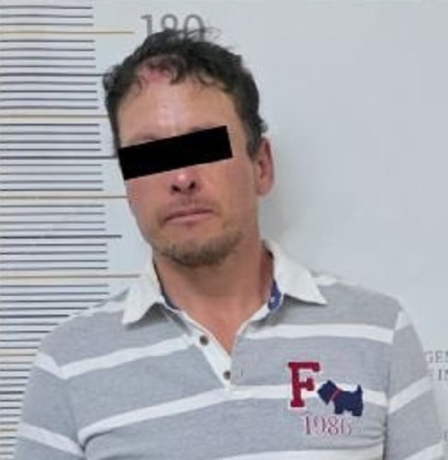 Hombre de cabello chino y una playera tipo polo detenido por autoridades de Puebla.
