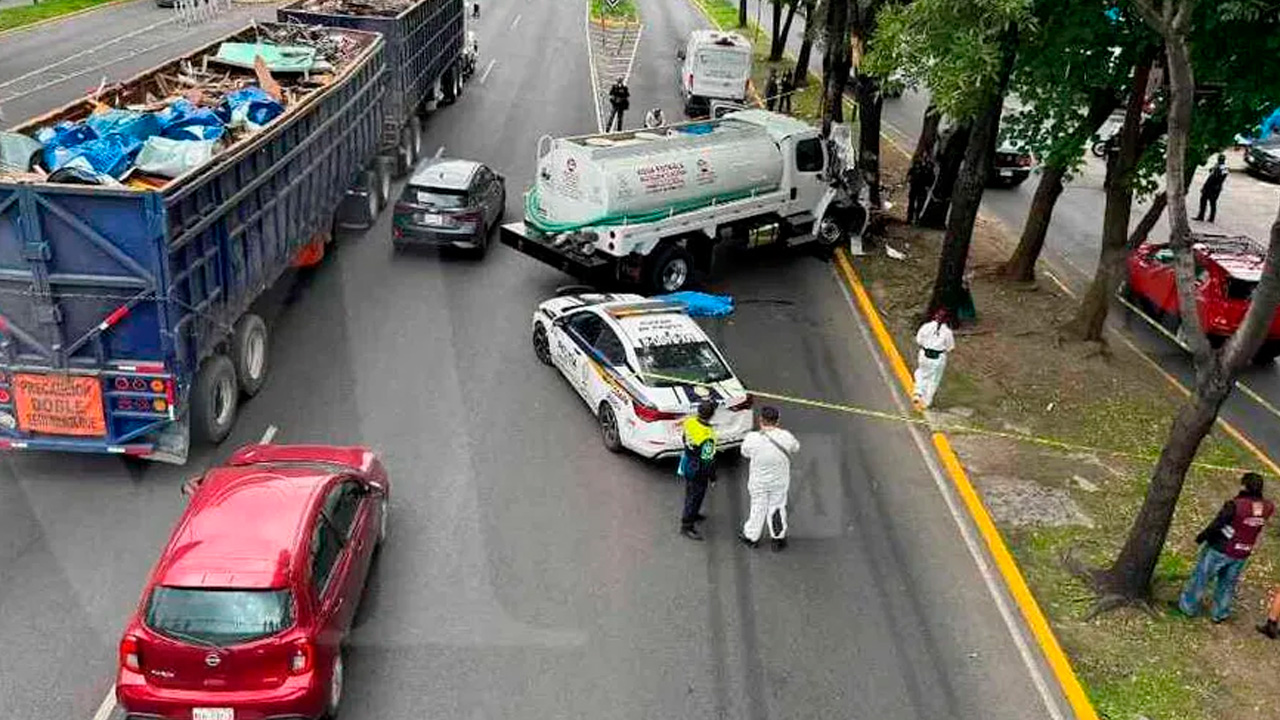 Un hombre murió tras ser atropellado por una pipa de agua que posteriormente perdió el control y chocó contra un árbol en Viaducto-Tlalpan.
