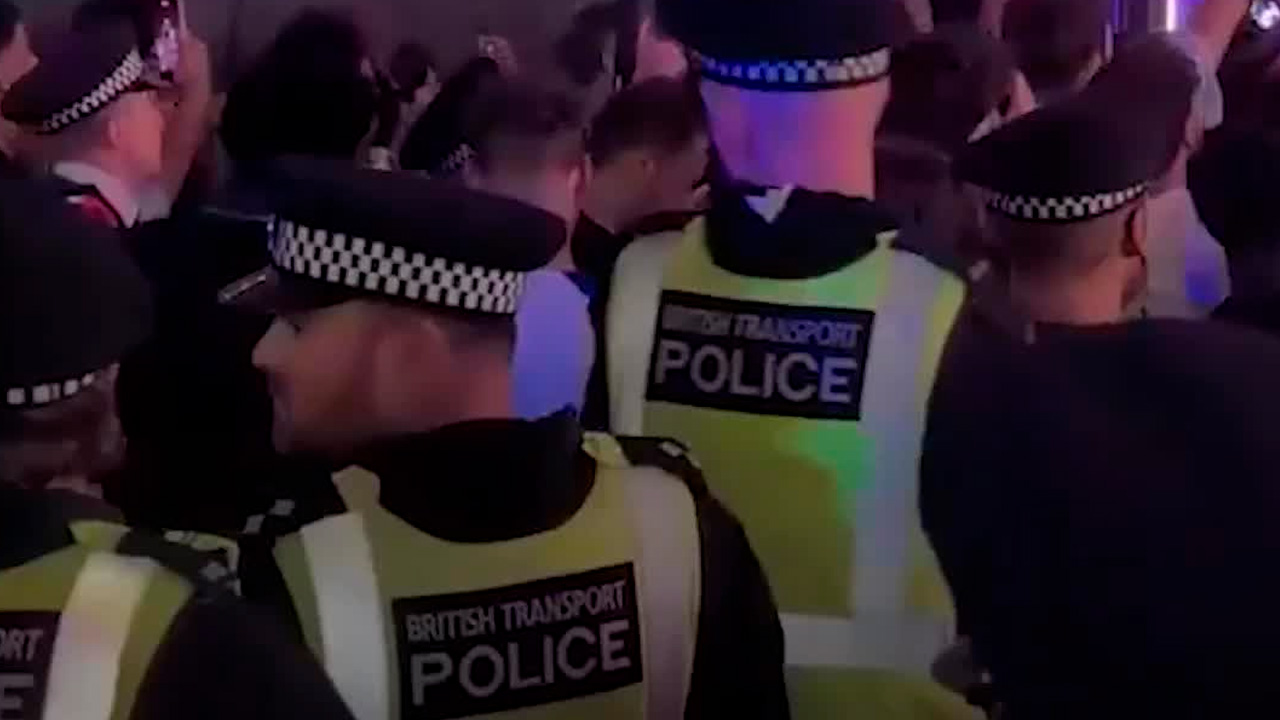 Tras la eliminación de Inglaterra, los aficionados de la selección europea llevaron su frustración a las calles de Londres.