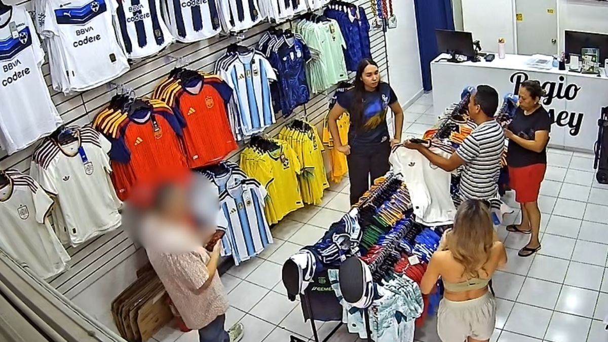 Cámaras de seguridad captaron a un hombre cuando robó un jersey de la Selección de Argentina en un negocio de la avenida Simón Bolívar en Monterrey.