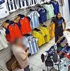 Cámaras de seguridad captaron a un hombre cuando robó un jersey de la Selección de Argentina en un negocio de la avenida Simón Bolívar en Monterrey.