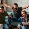 Aficionados viendo un partido de futbol.