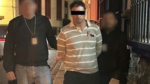 Hombre siendo arrestado en calles de Puebla capital.