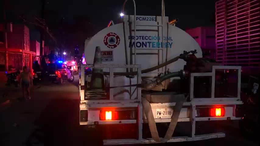 Un incendio registrado la noche del 15 de julio en un predio de la colonia Constituyentes del 57, al sur de Monterrey, movilizó a cuerpos de emergencia.