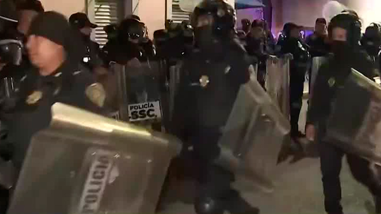Más de 400 elementos participaron en un operativo para desalojar y recuperar un inmueble en la colonia Argentina Antigua, en la alcaldía Miguel Hidalgo.