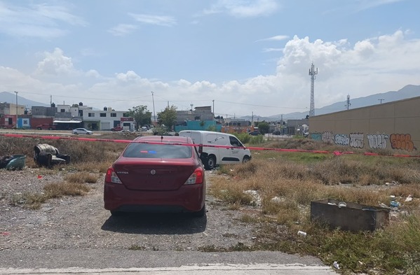 Movilización policiaca en la colonia Saltillo 2000 tras el hallazgo de un hombre sin vida en un predio. Autoridades apuntan a una causa natural.