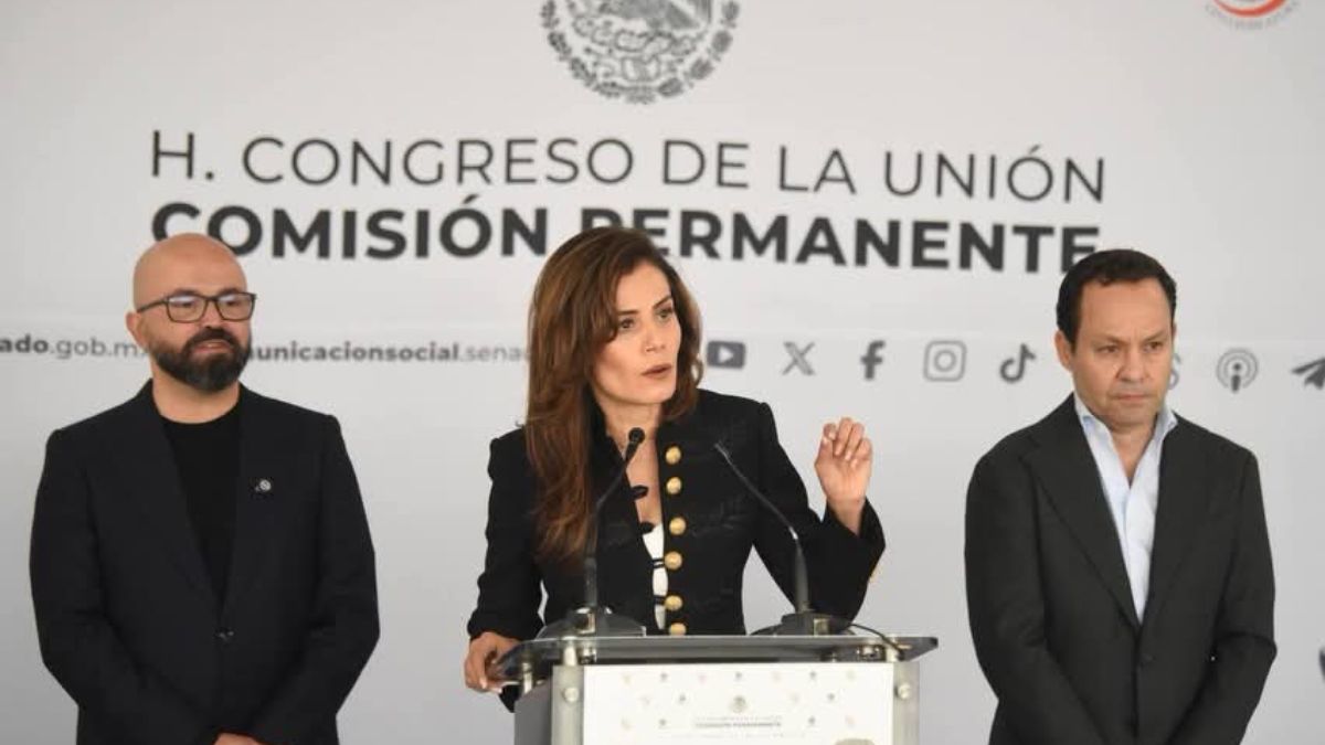 Una foto de Veronica Delgadillo dando una conferencia
