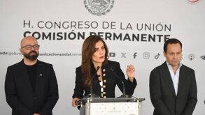Una foto de Veronica Delgadillo dando una conferencia