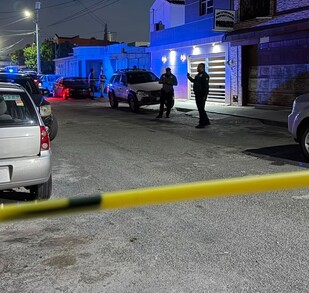 Autoridades acudieron a la calle Selenio de la colonia Gustavo Díaz Ordaz tras el reporte de un joven de 25 años sin vida. Se investigan las causas.
