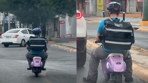 Repartidor circulando en mini moto eléctrica en Monterrey.