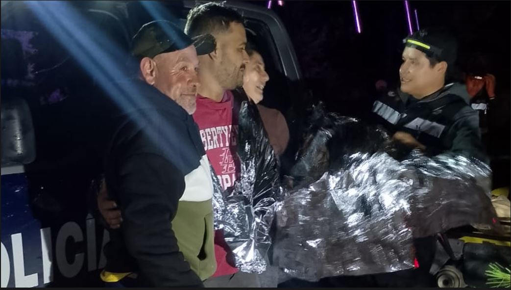 Hombre y mujer con policías en la calle